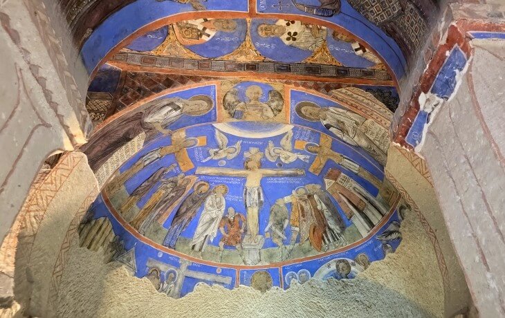 “Göreme Tokalı Kilise’deki kobalt mavisi tonozda Çarmıha Geriliş sahnesi ve İncil döngüsü freskleri.